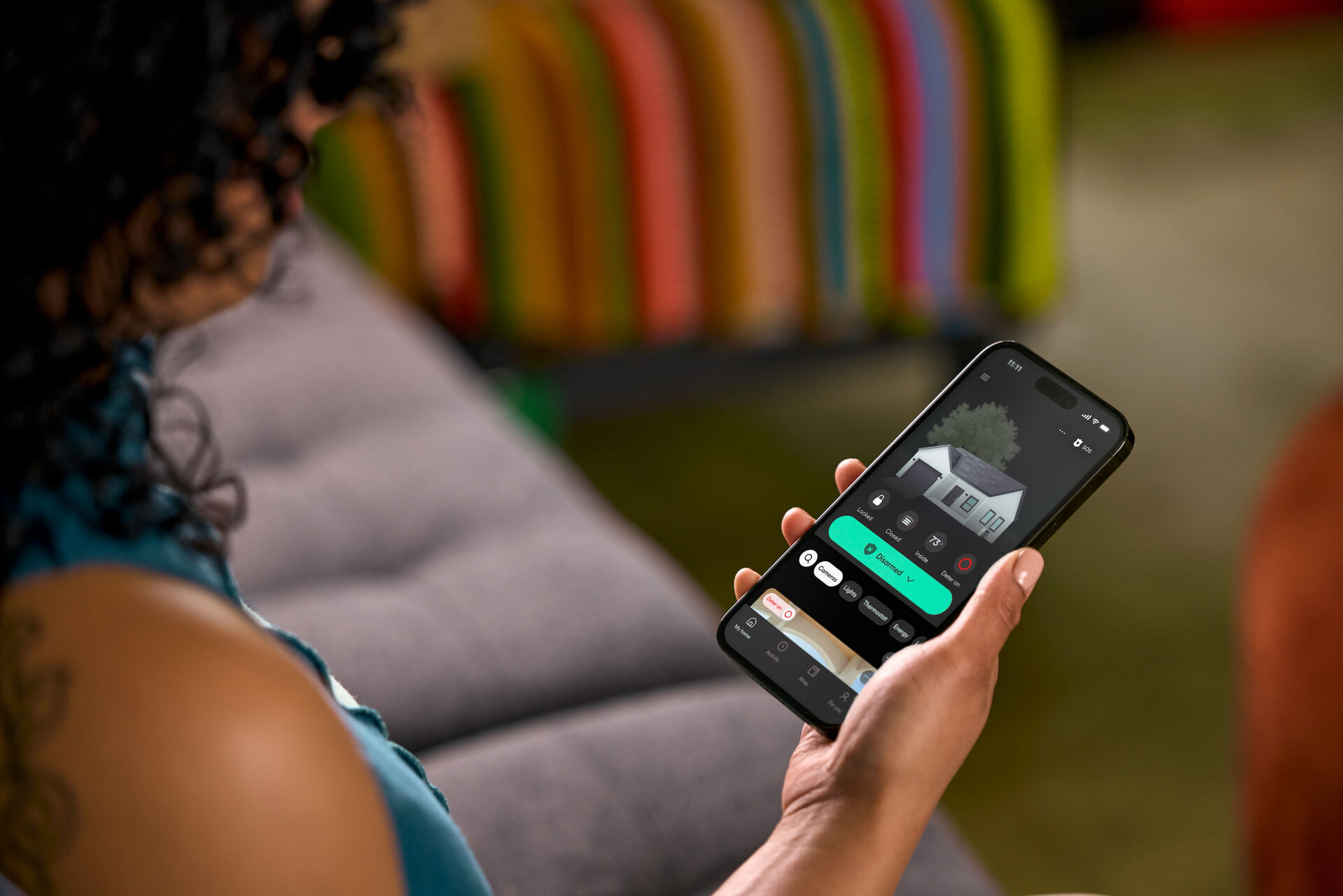 Persona usando la app Vivint en su iPhone
